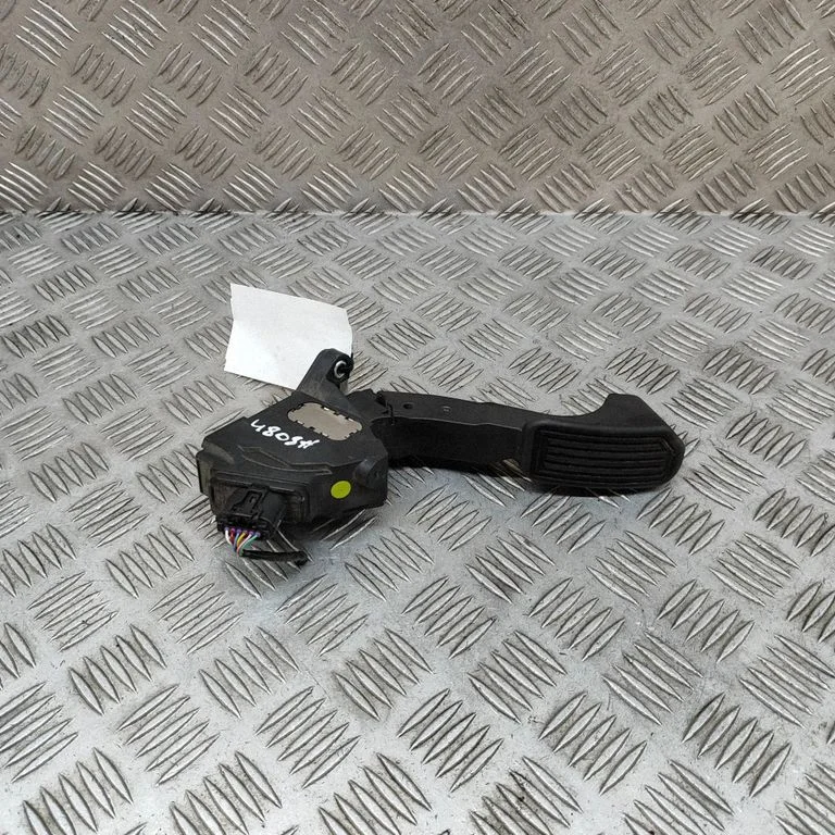 Accelerator throttle pedal – Toyota RAV 4 (XA40) (2012-2018)