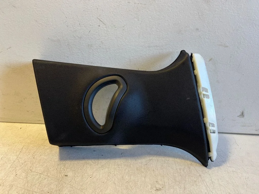(B) pillar trim (top) 7490362