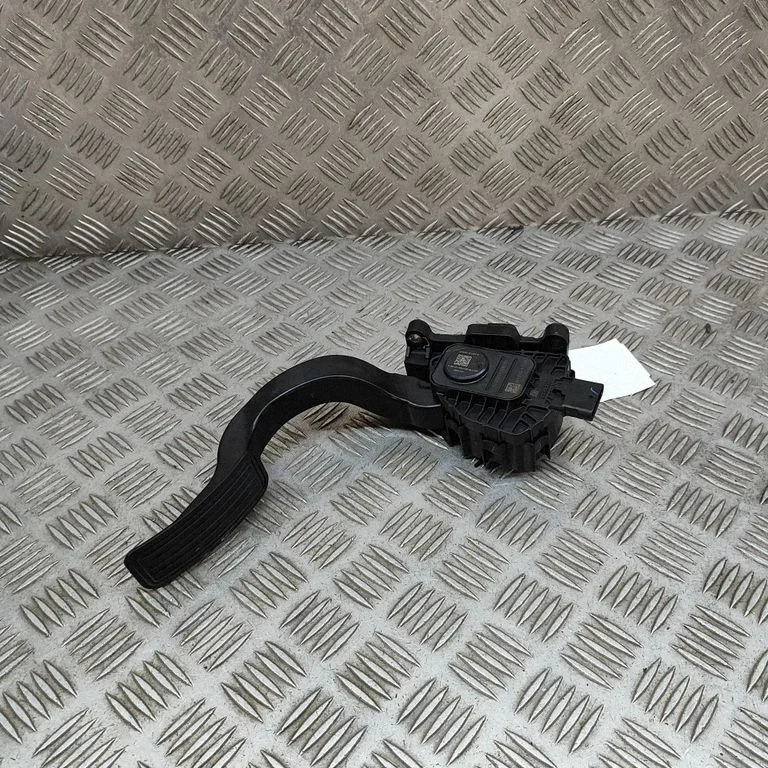 Accelerator throttle pedal – Tesla Model Y (2020-)