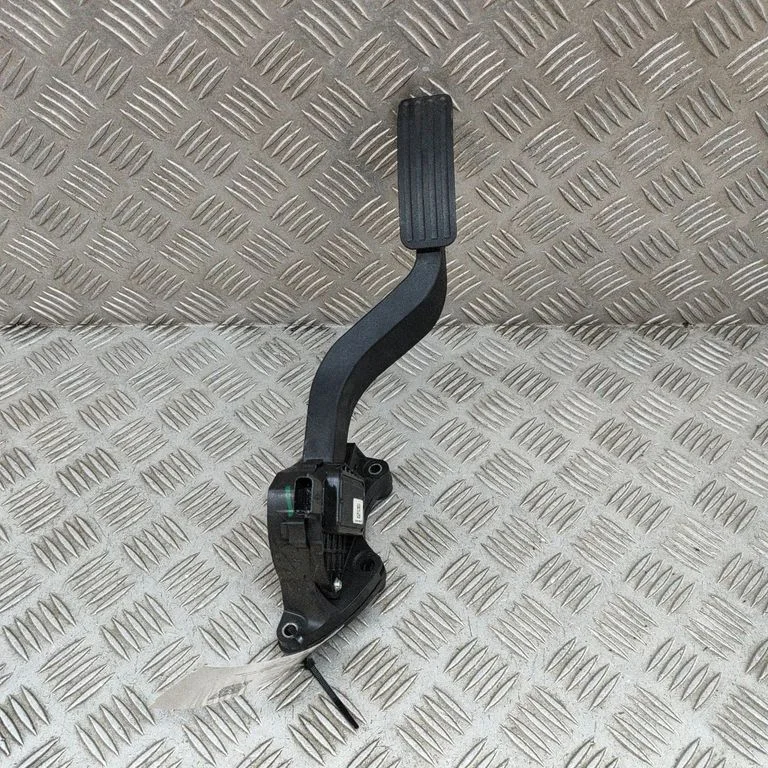 Akseleratora pedālis JK5M9F836BA