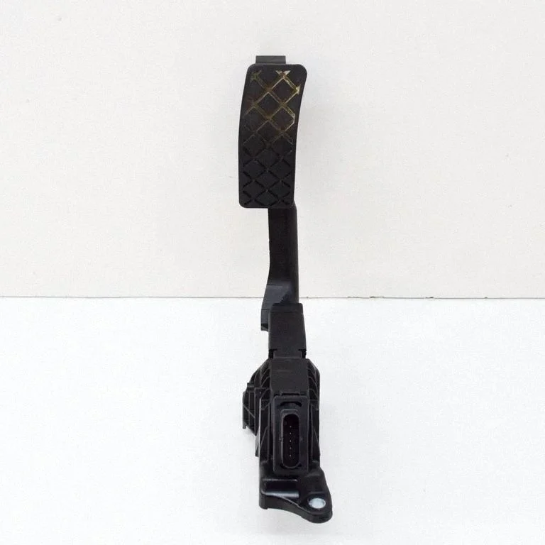 Accelerator throttle pedal