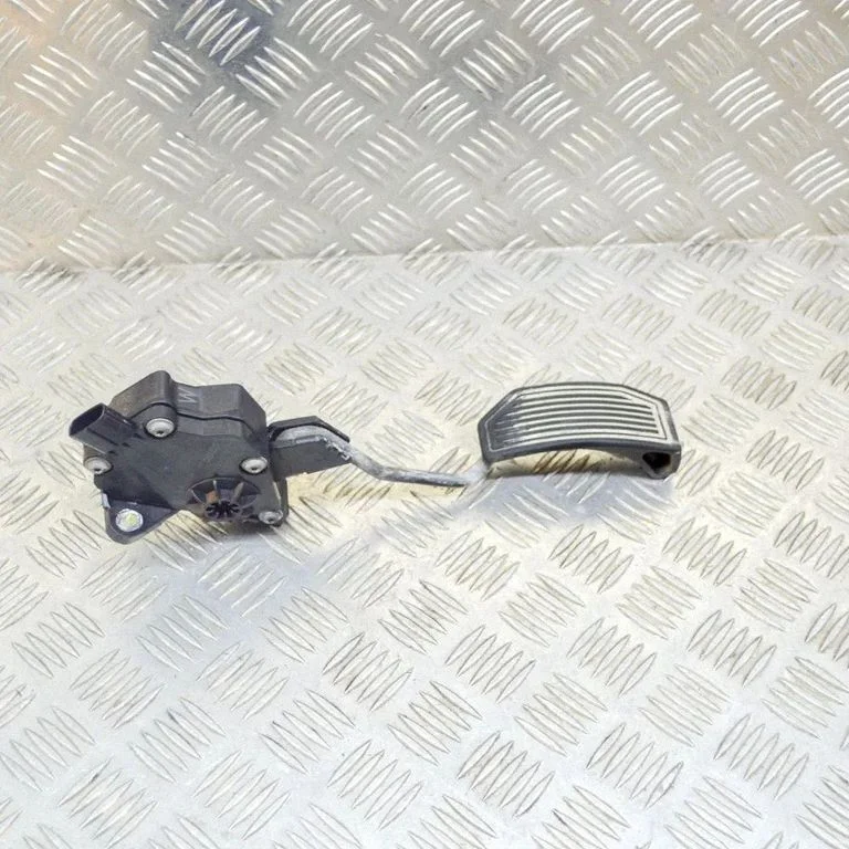 Accelerator throttle pedal – Toyota Prius (XW30) (2009-2015)