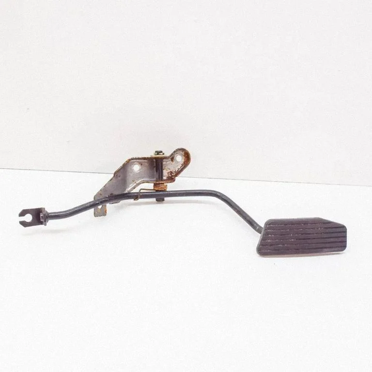 Accelerator throttle pedal