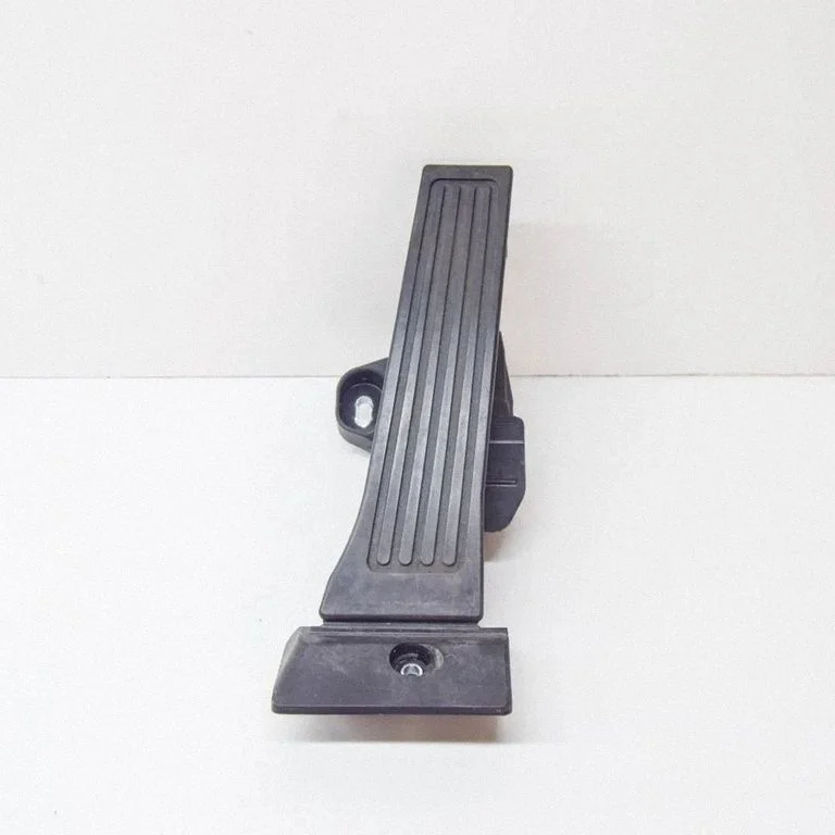 Accelerator throttle pedal