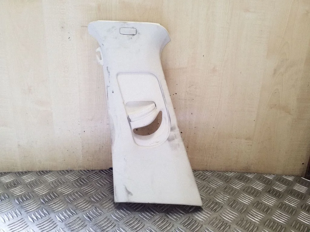 (B) statņa apdare (augšējā) 3G0868417