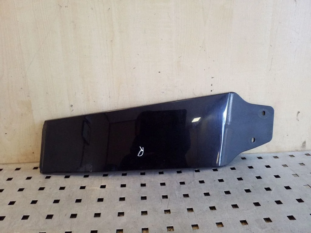 (B) pillar trim (top) 3C8853318B