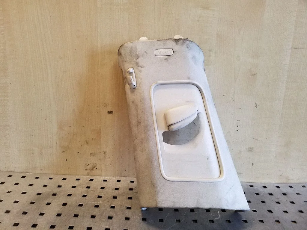 (B) pillar trim (top) 3C8868313