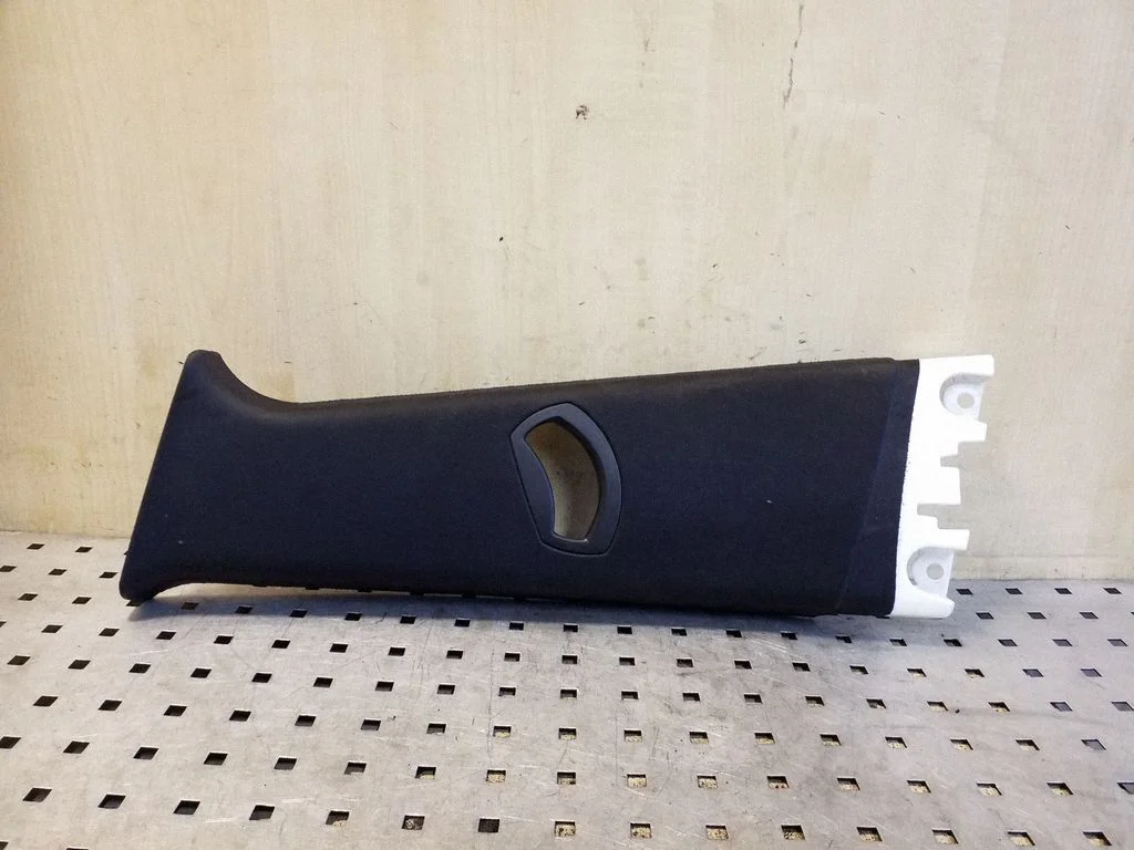 (B) piilari kate (ülemine) – BMW X3 E83 (2003-2010)
