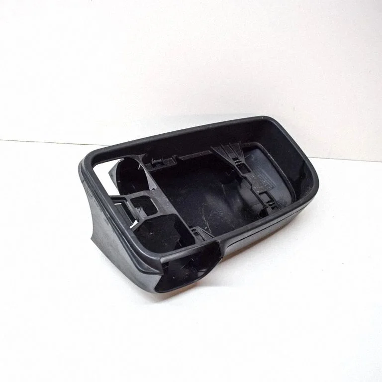 Spoguļa plastmasas apdare – labā