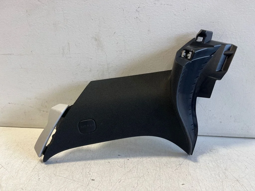 (C) pillar trim – Mercedes-Benz EQC (2019-)