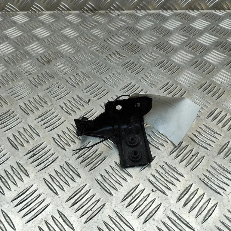 Radiatoru paneļa kronšteins A2226206000