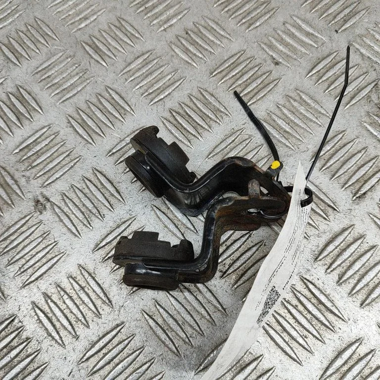 Radiatoru paneļa kronšteins 8981023832