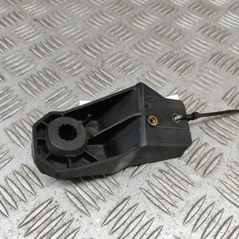 Radiator support slam panel bracket J8A28K337AC