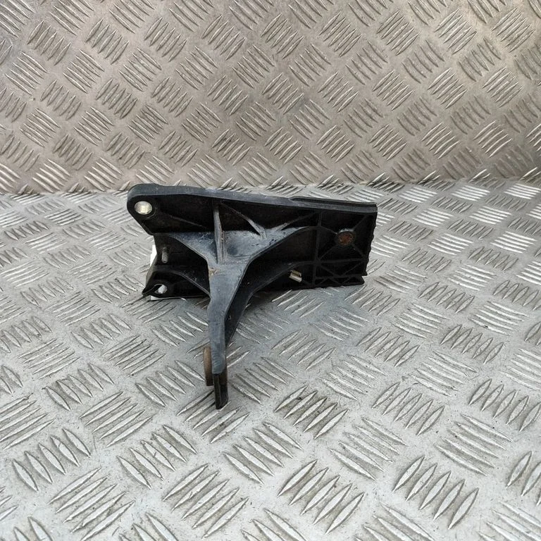 Radiatoru paneļa kronšteins – Audi A3 S3 8V (2013-2019)