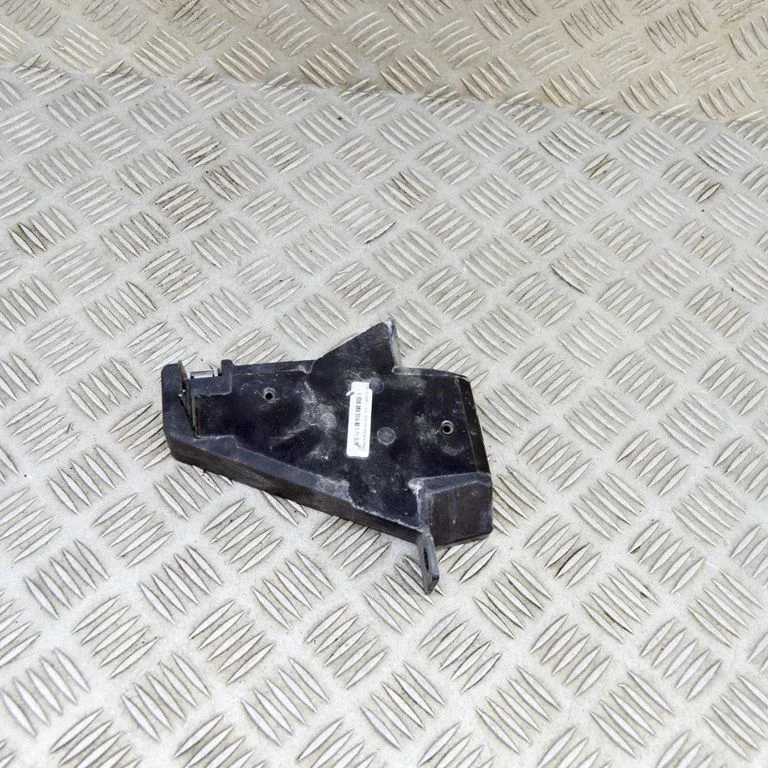 Radiatoru paneļa kronšteins 68144541A