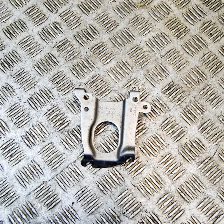 Radiatoru paneļa kronšteins A6541410040