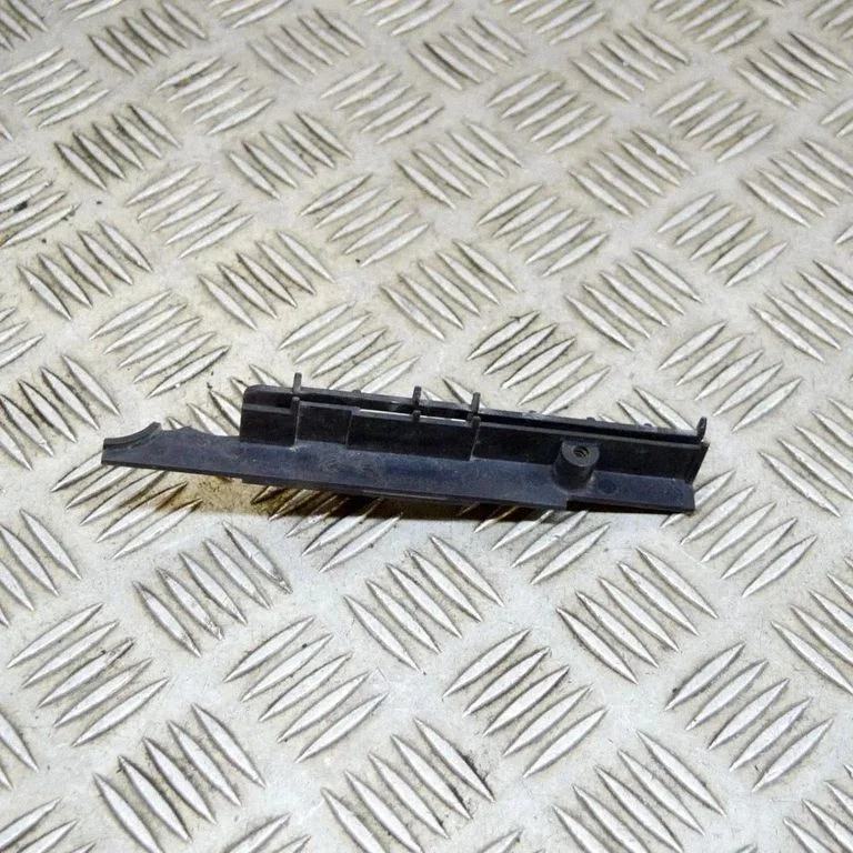 Radiatoru paneļa kronšteins 00207498