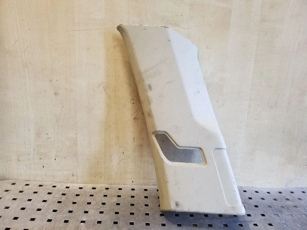 (C) pillar trim – right