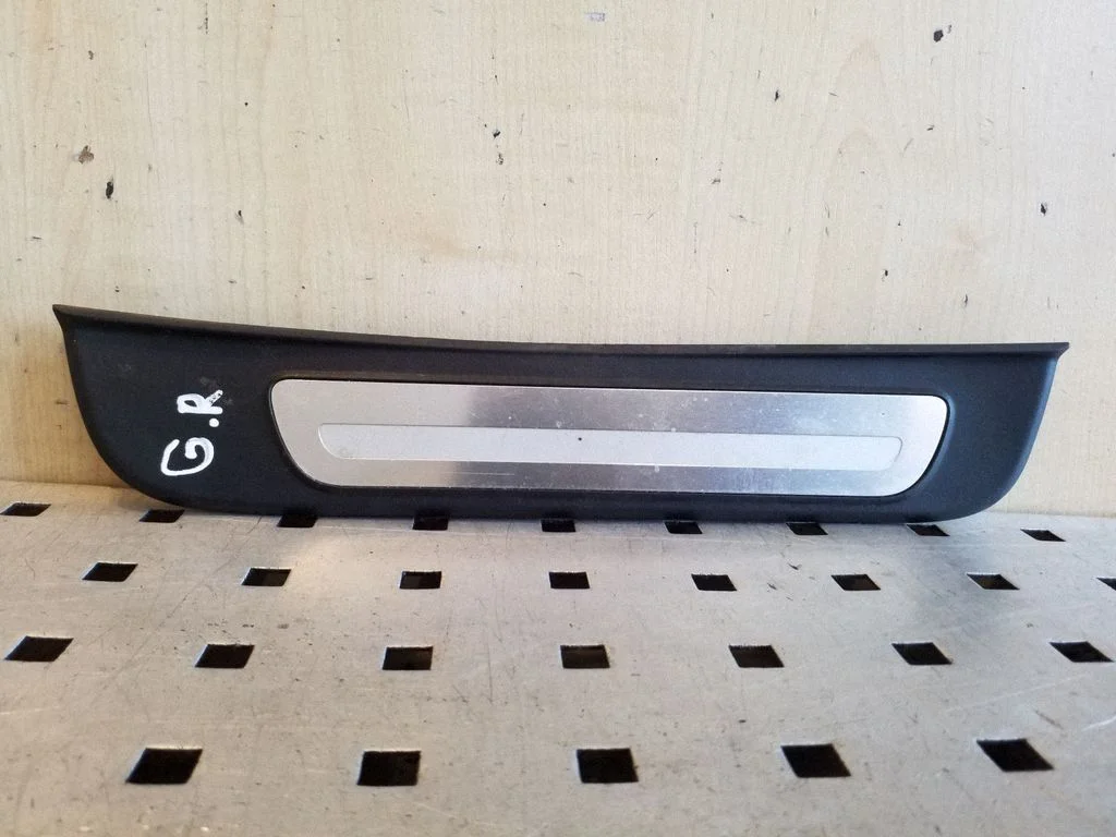 Aizmugurējā sliekšņa apdare (iekšējā) 8T8853376