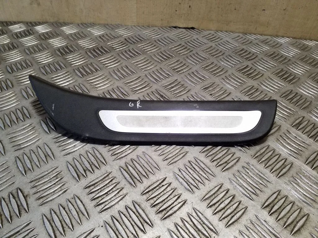 Rear sill trim cover 8R0853376