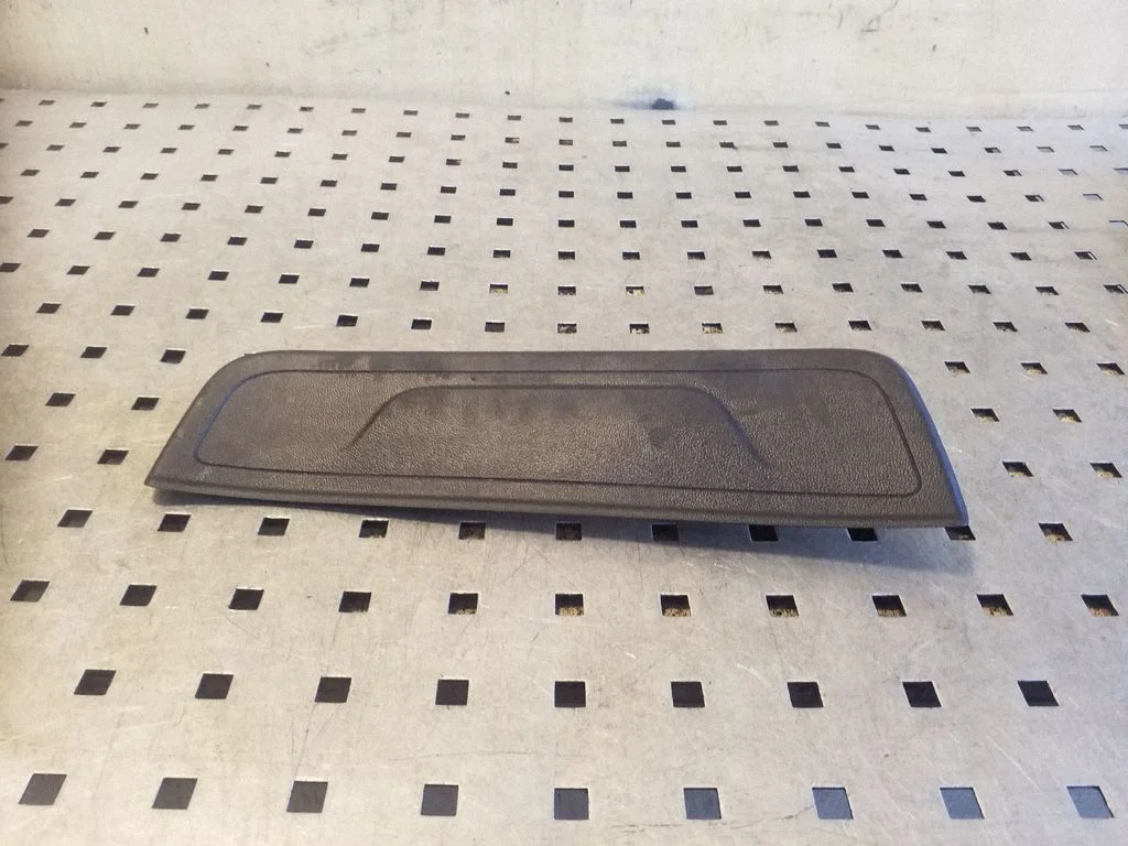Rear sill trim cover 858892Y000