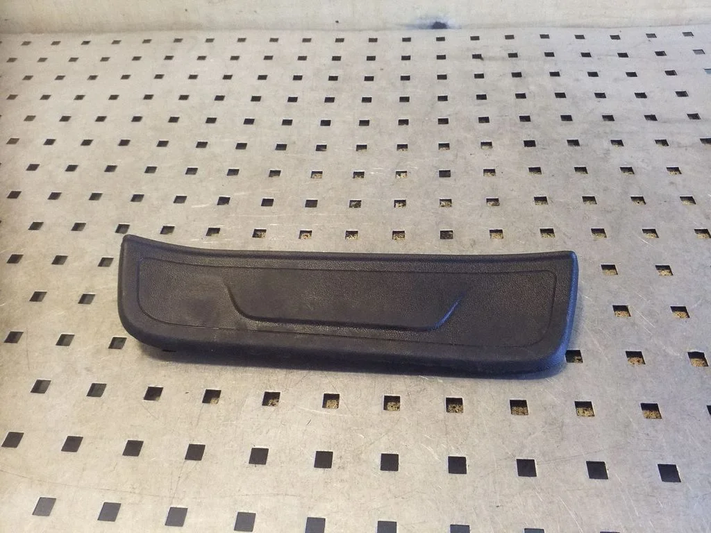 Rear sill trim cover 858792Y000