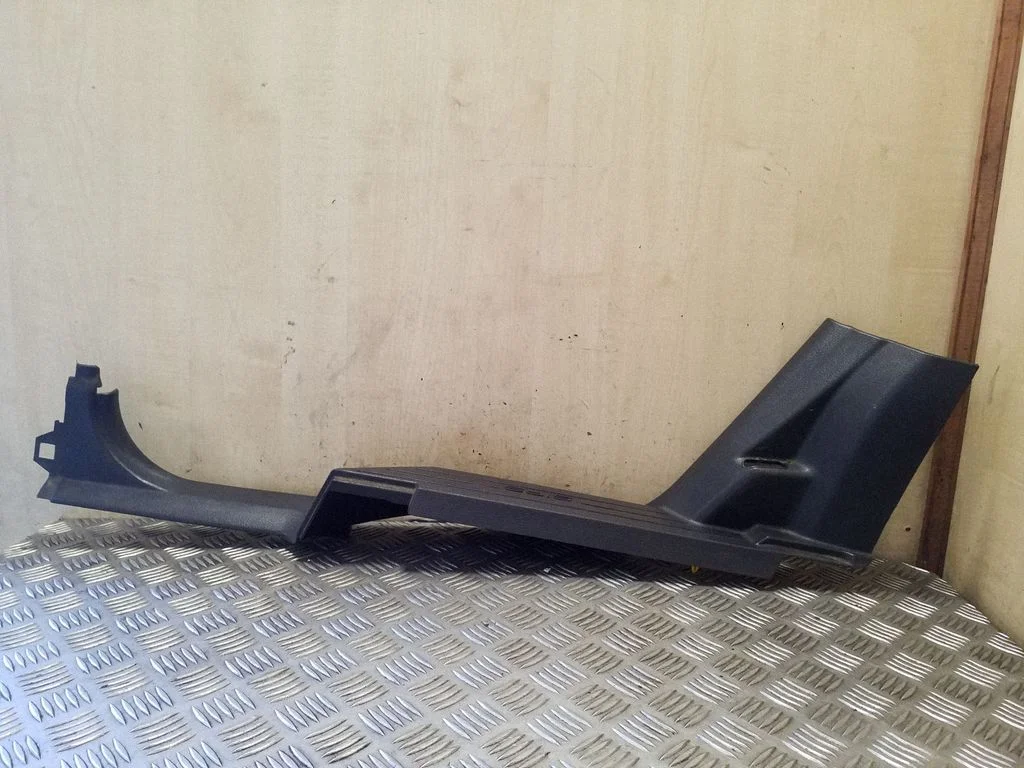 Rear sill trim cover – right