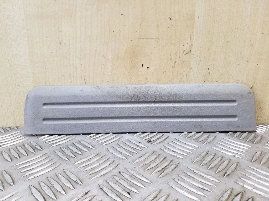 Aizmugurējā sliekšņa apdare (iekšējā) 858833E000