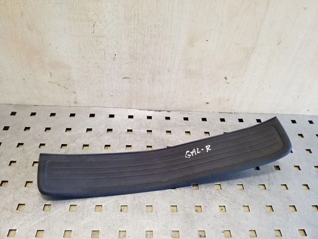Rear sill trim cover 84212SWAA