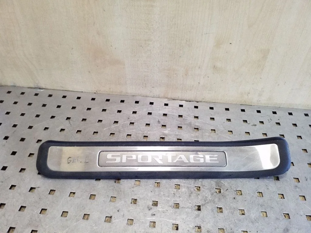 Rear sill trim cover 858861F000