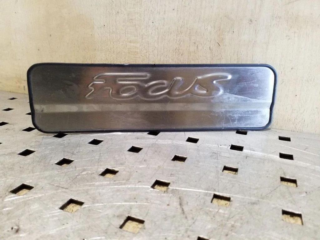 Rear sill trim cover – left
