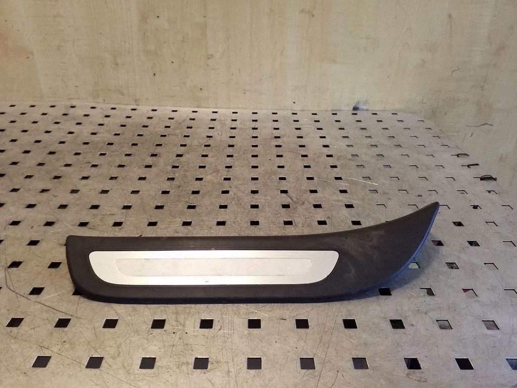 Rear sill trim cover 8R0853375
