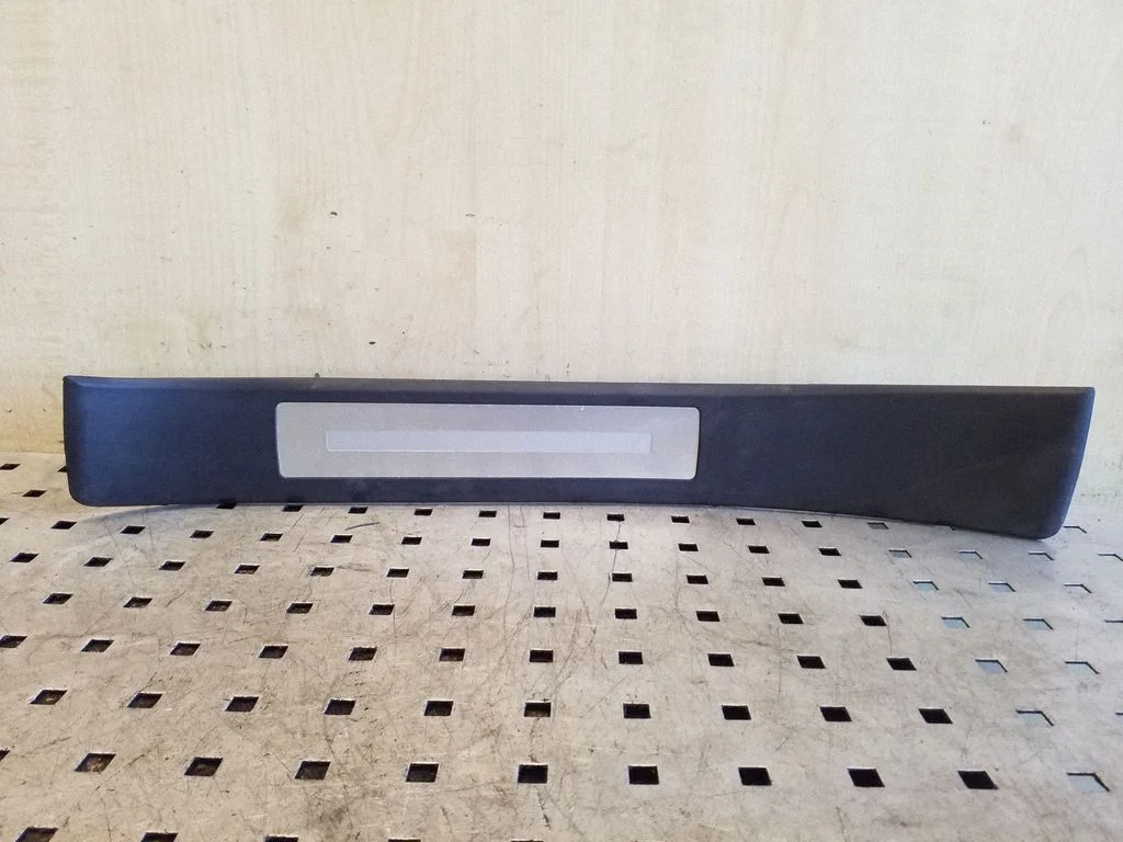 Aizmugurējā sliekšņa apdare (iekšējā) 8E0853375