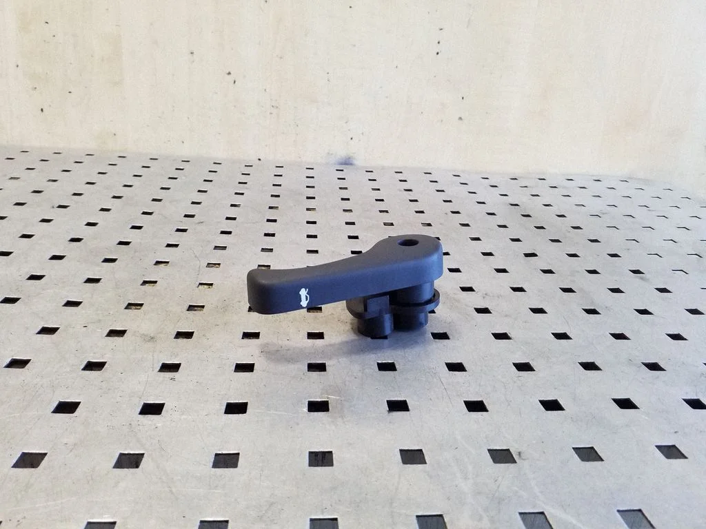 Engine bonnet (hood) release handle