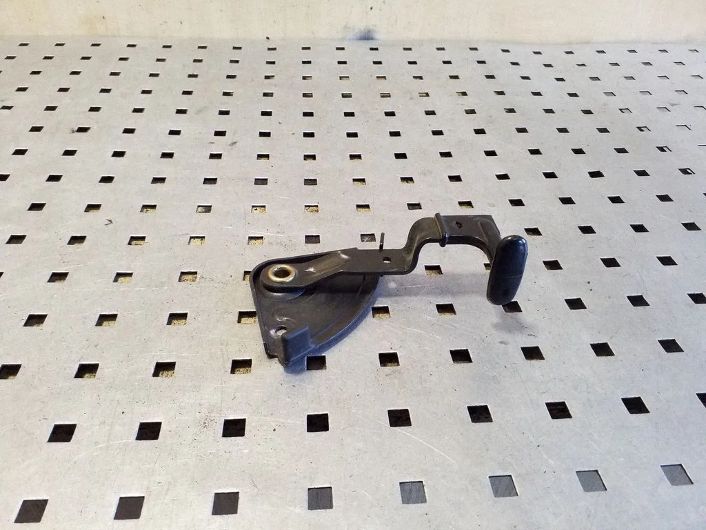 Engine bonnet (hood) release handle