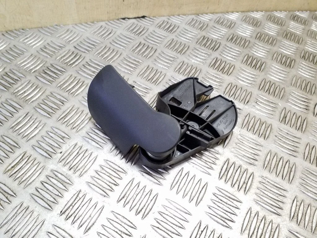 Engine bonnet (hood) release handle 8R2823633