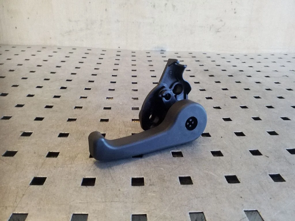Engine bonnet (hood) release handle