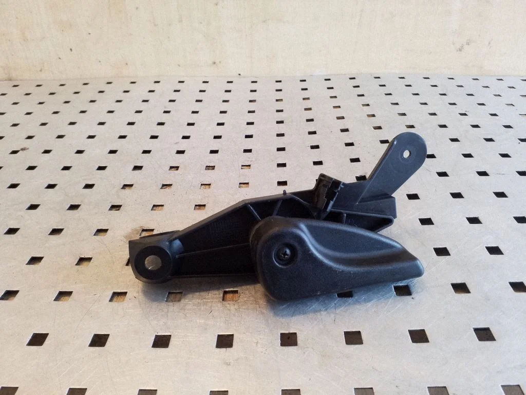 Engine bonnet (hood) release handle – BMW X6 E71 (2008-2014)