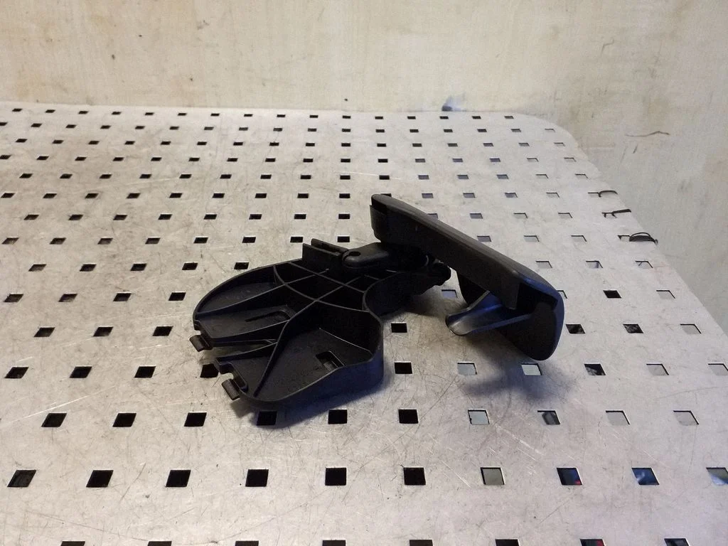 Engine bonnet (hood) release handle 8R2823633