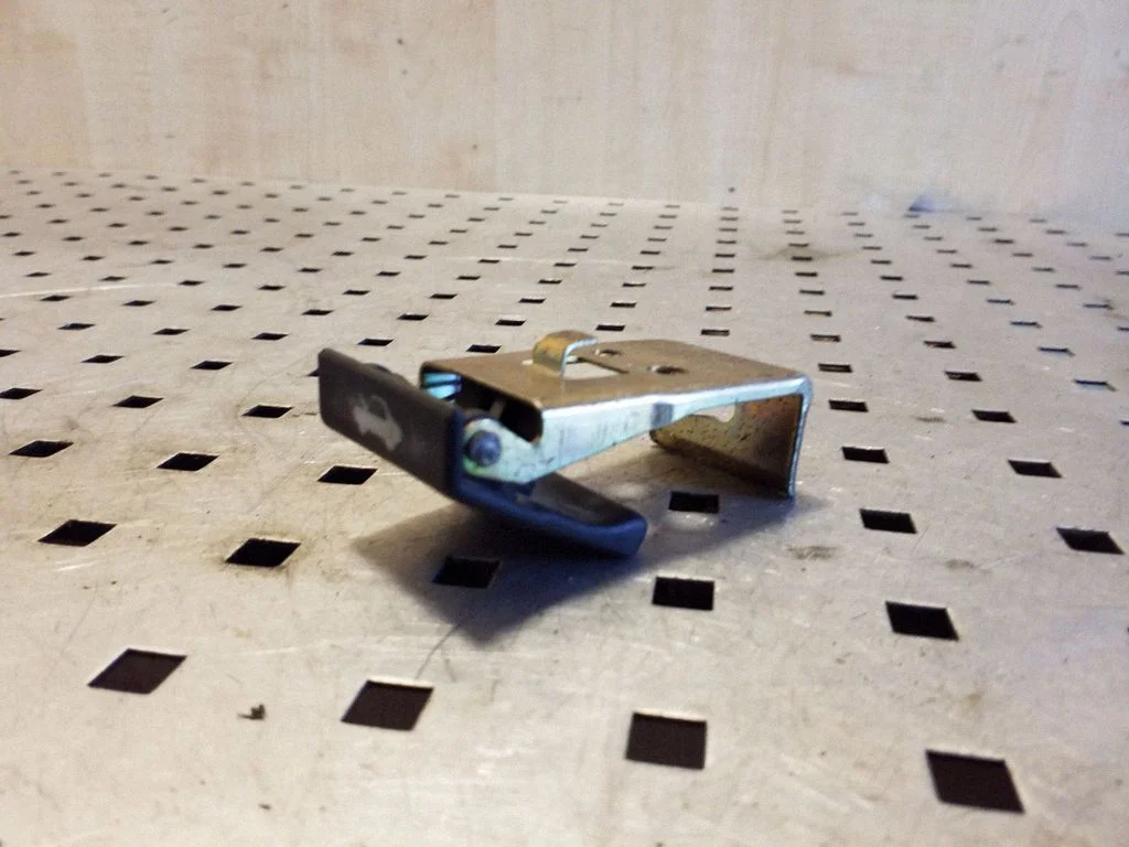 Engine bonnet (hood) release handle – Opel Frontera A (1991-1998)