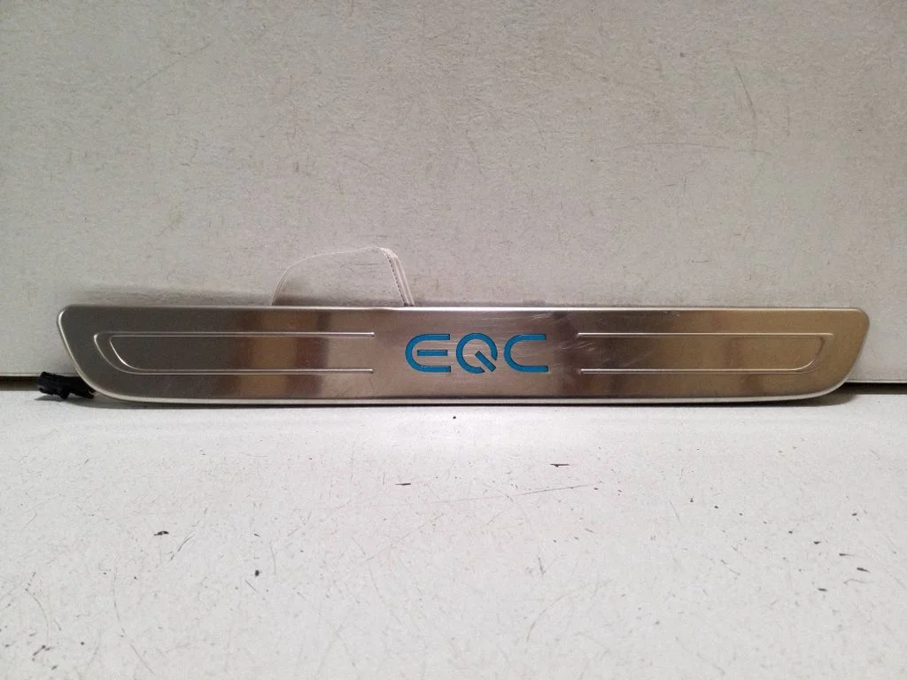 Esilävise kate (sisemine) – Mercedes-Benz EQC (2019-)