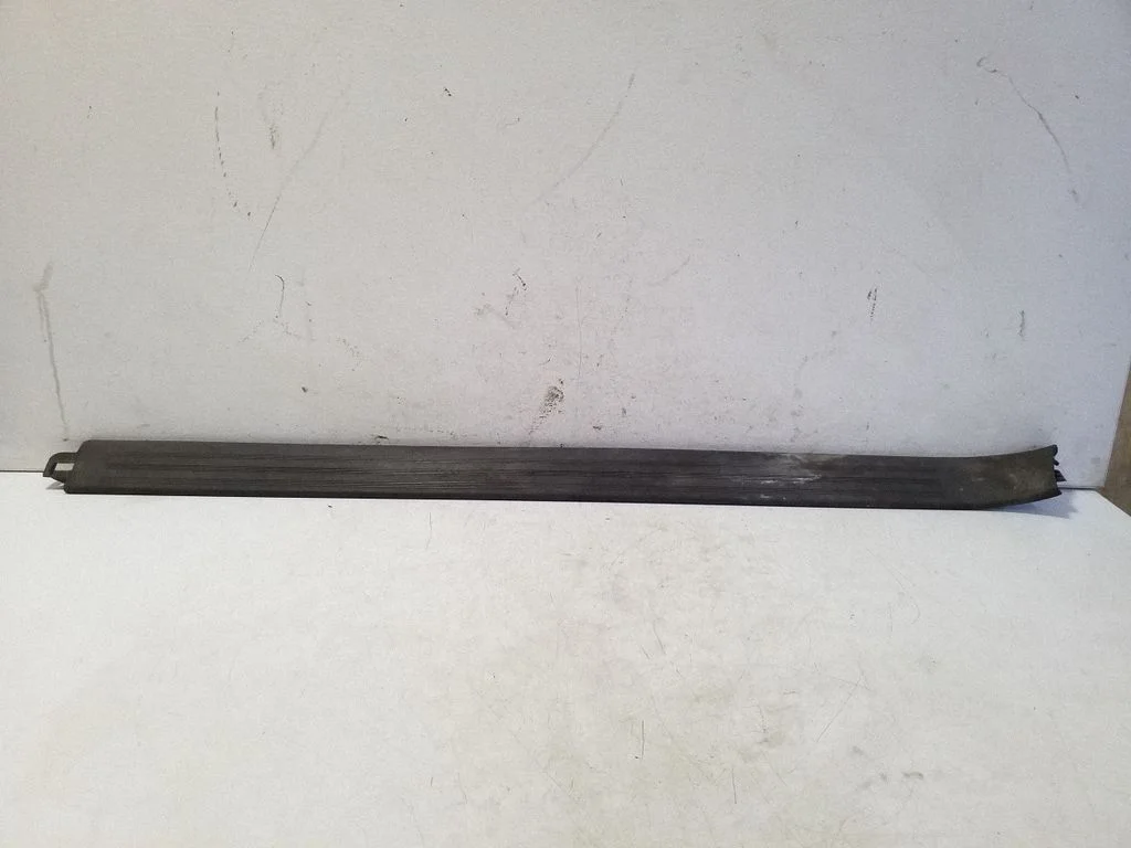 Priekšējā sliekšņa apdare (iekšējā) 8L3853905
