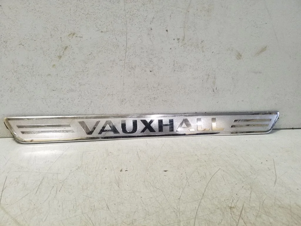Front sill trim cover – right