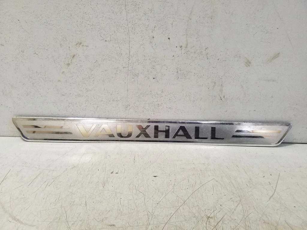 Front sill trim cover – left