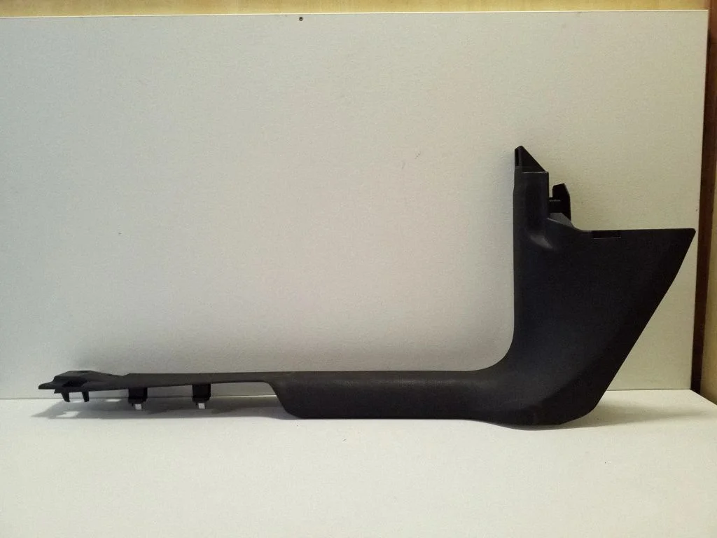 Front sill trim cover 83C867271