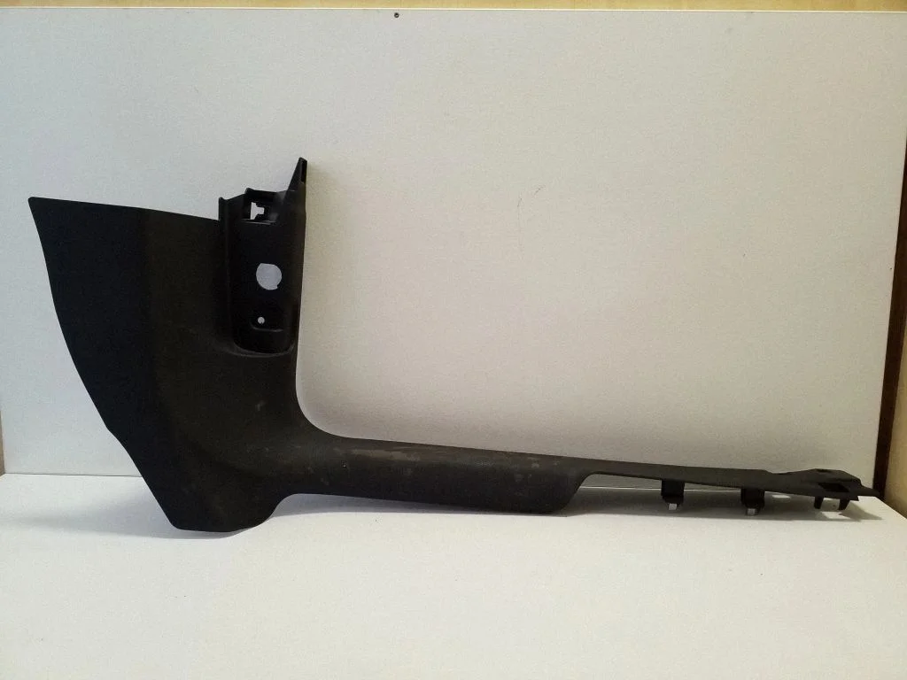 Front sill trim cover 83C867272