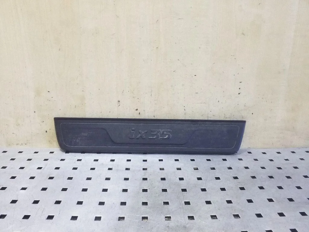 Front sill trim cover 858732Y100
