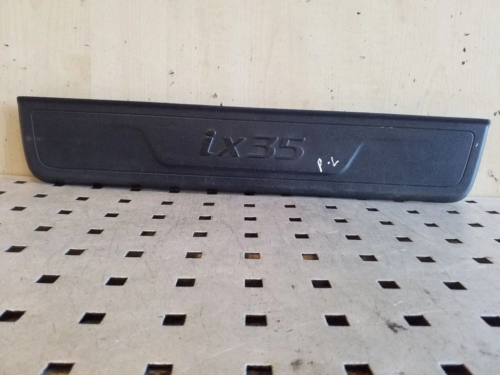 Front sill trim cover
