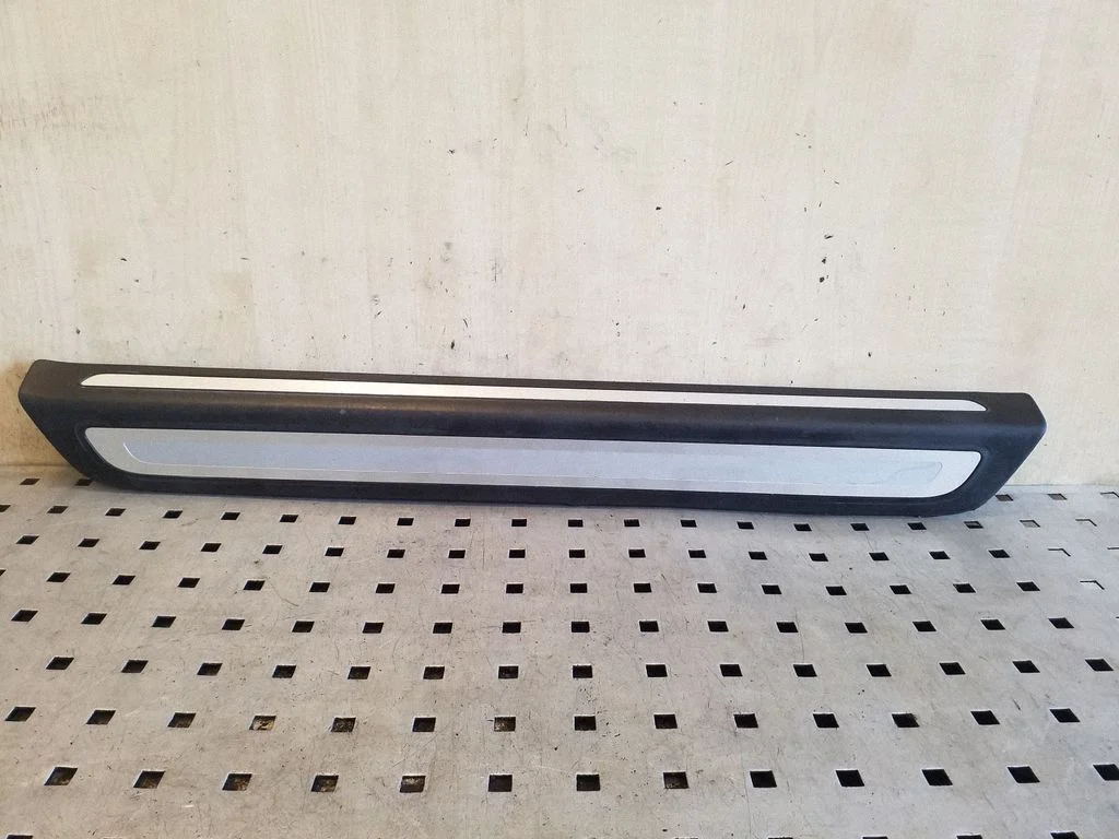 Front sill trim cover 8R0853373