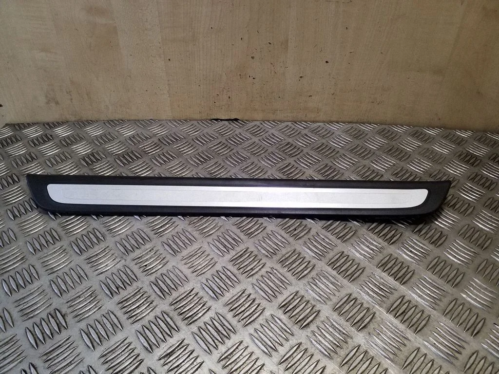 Front sill trim cover 8R0853374